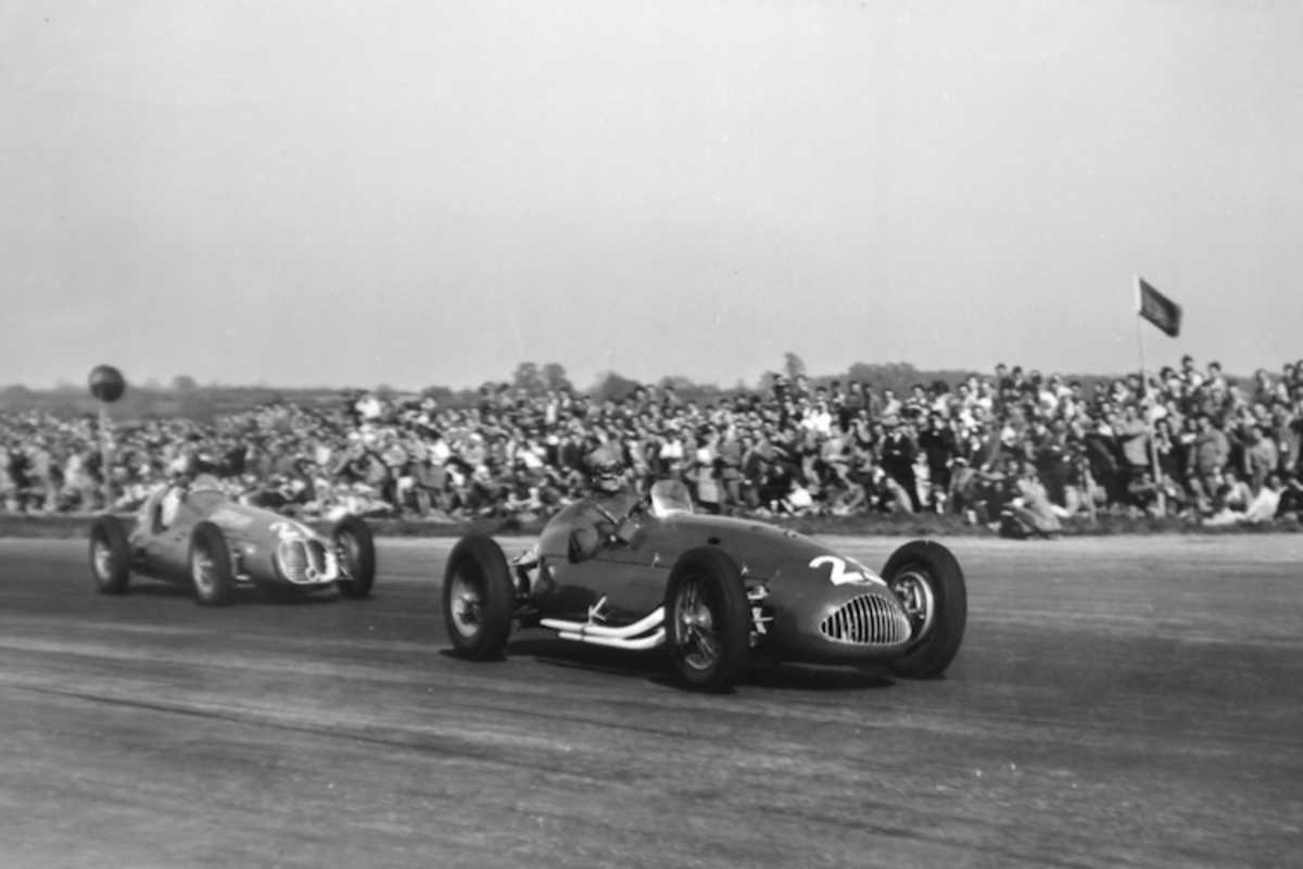 Joe Kelly in Silverstone 1950 mit seinem Alta-Rennwagen