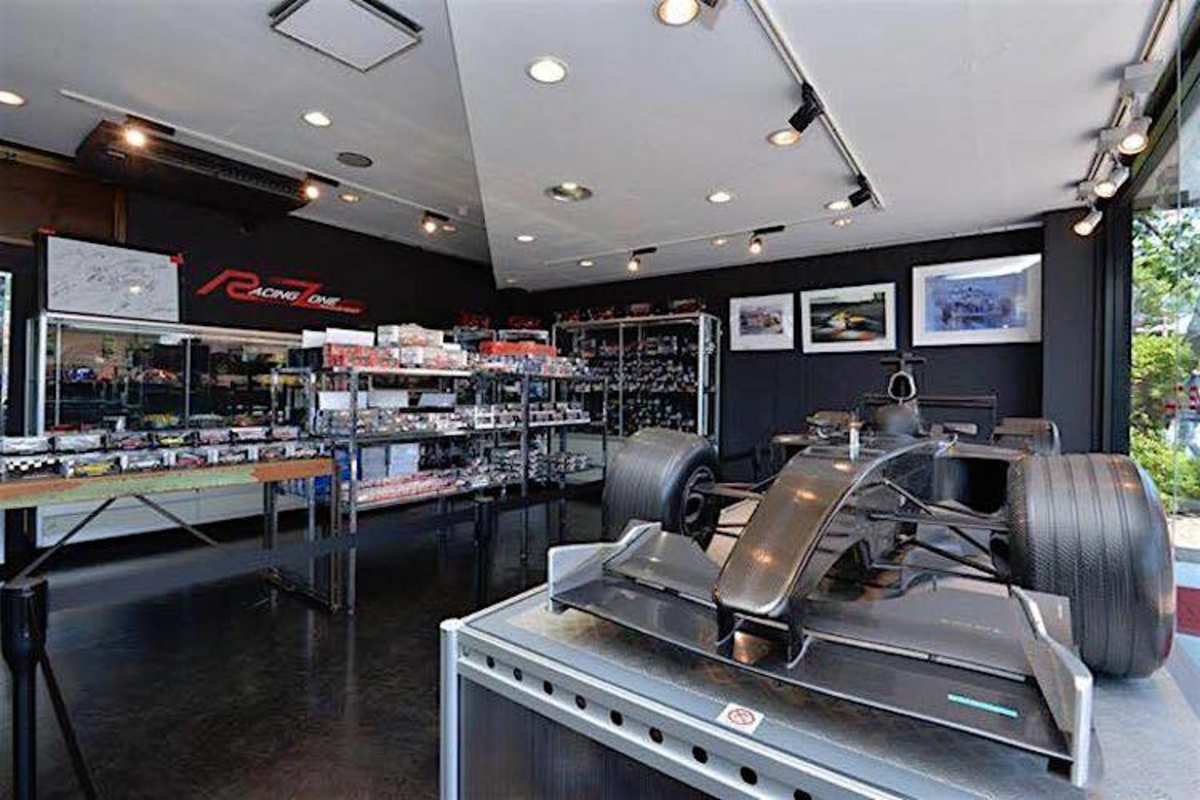 Laden mit Windkanalmodell von Sauber