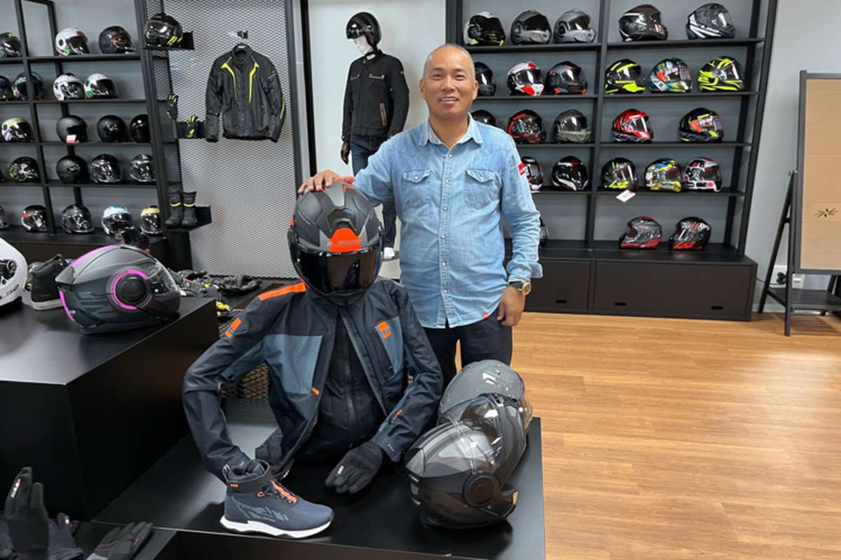 LS2 produziert und vertreibt neben Helmen auch Kleidung und anderes Zubehör