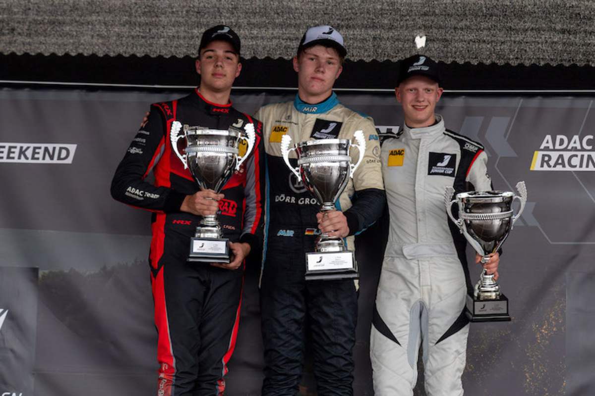 Leon Arndt (Mitte) gewann den ersten Lauf des ADAC Tourenwagen Junior Cup