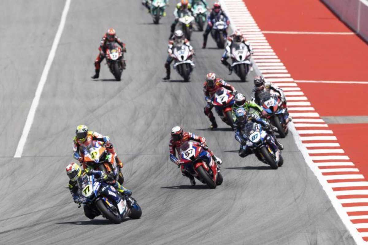 Dominique Aegerter führt das Feld an