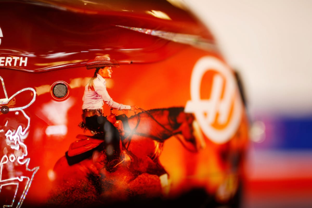 Gina-Maria auf dem Helm von Mick