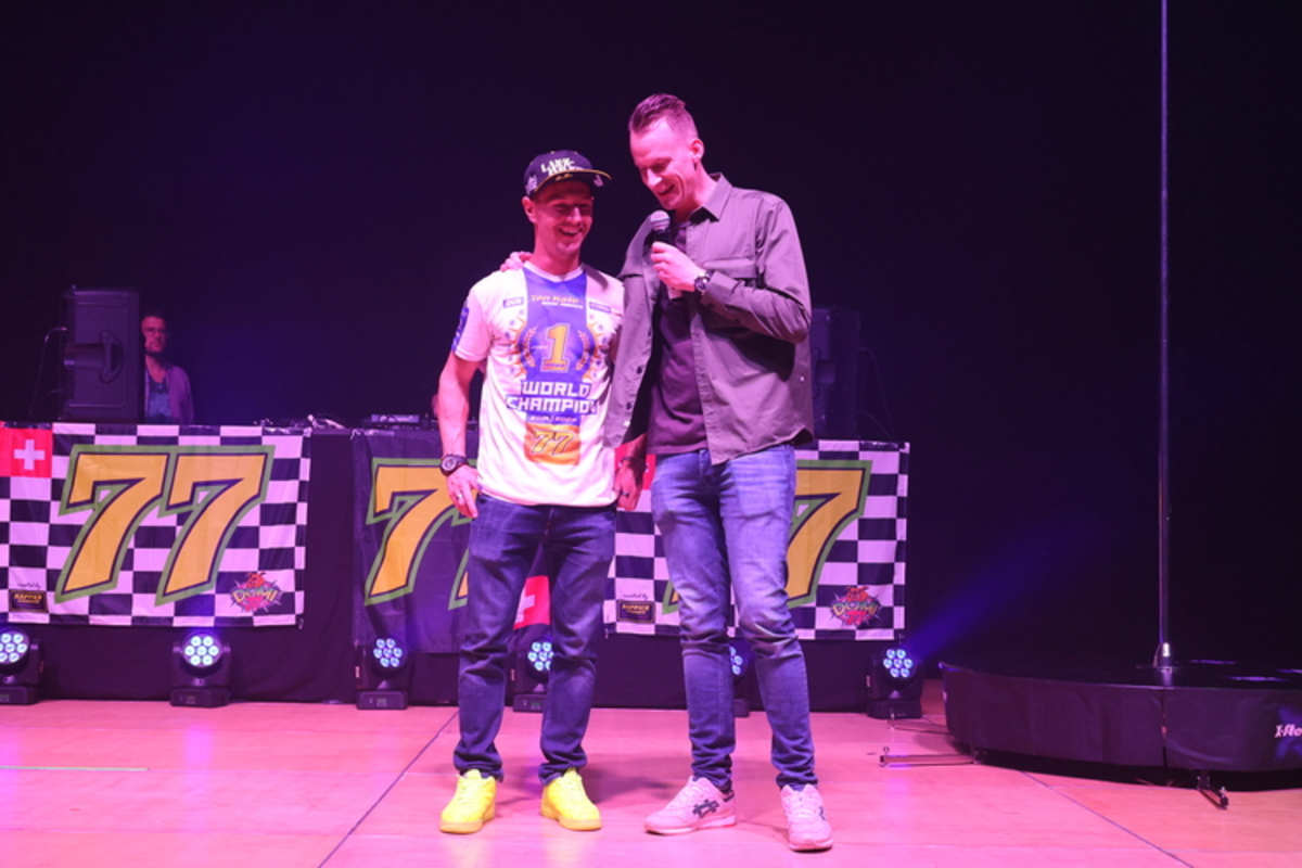 Domi Aegerter mit Ten-Kate-Teammanager Kervin Bos