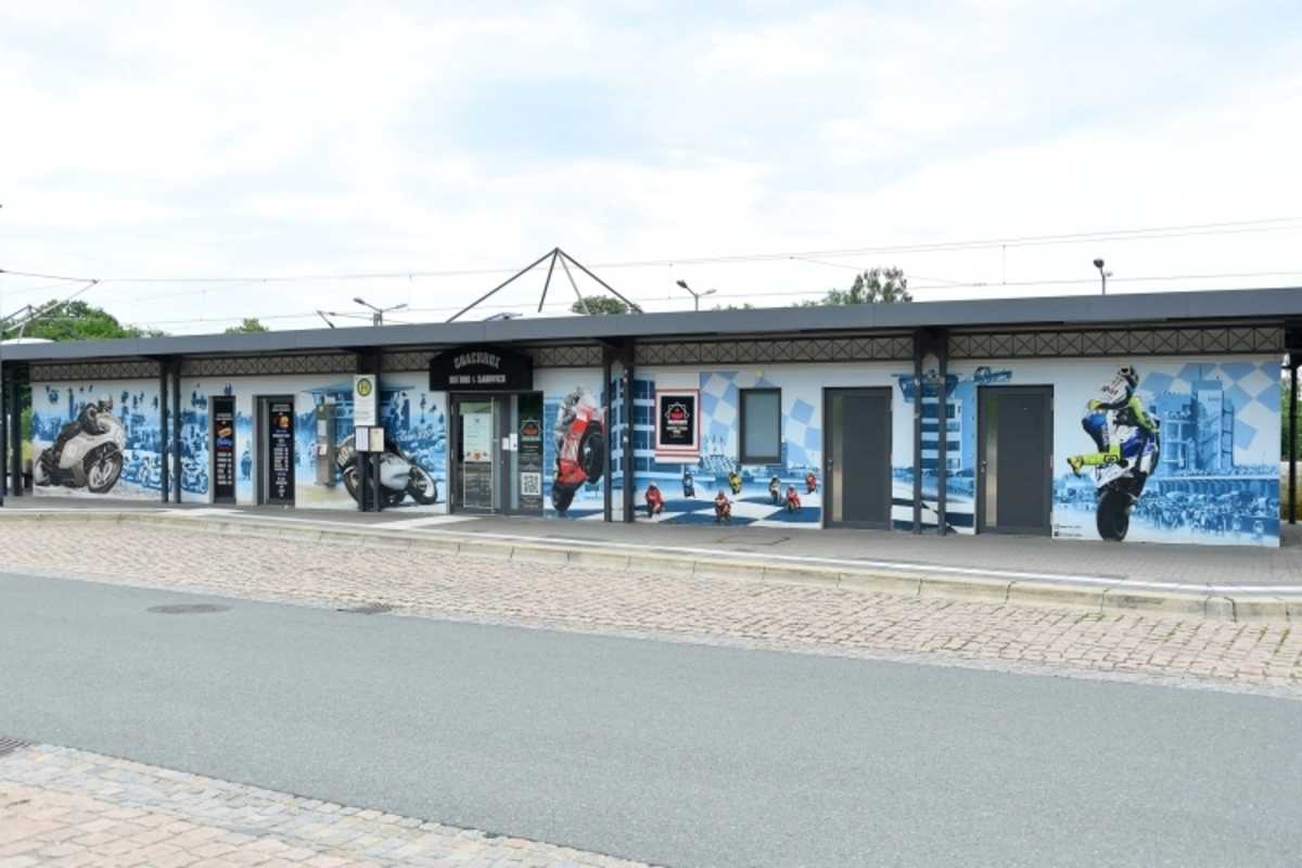 Stars aus verschiedenen Epochen begrüssen die Ankommenden am Bahnhof