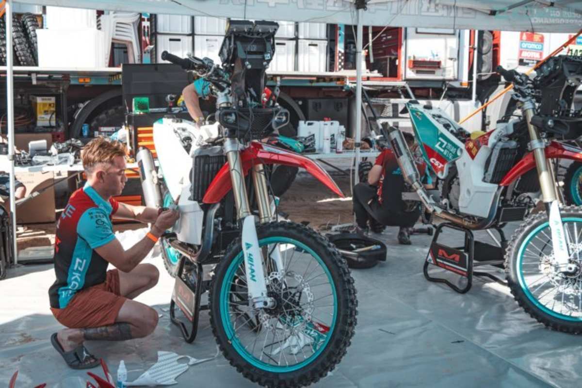 Es sind auch chinesischen Mechaniker vor Ort