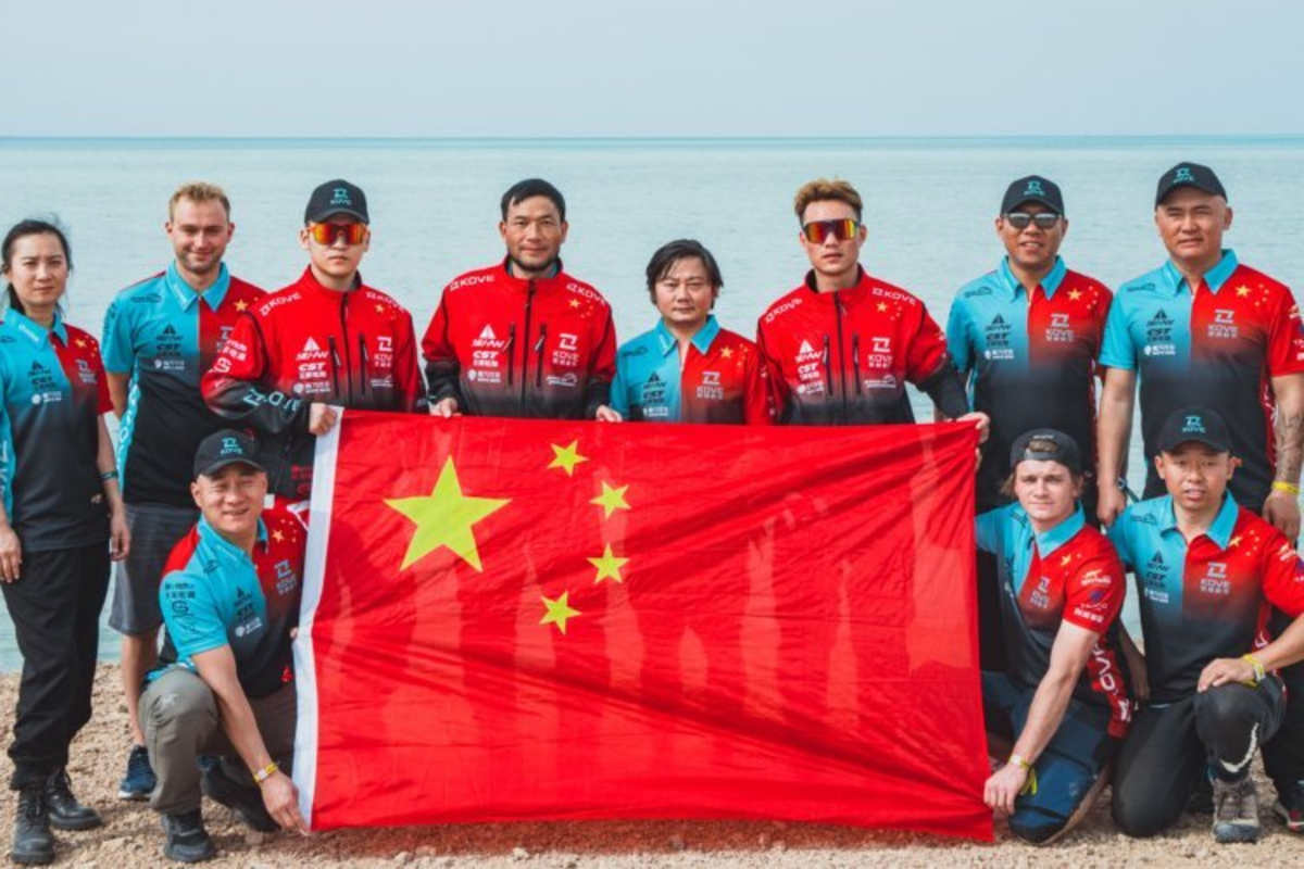 In der Mitte Firmengründer Zhang Xue