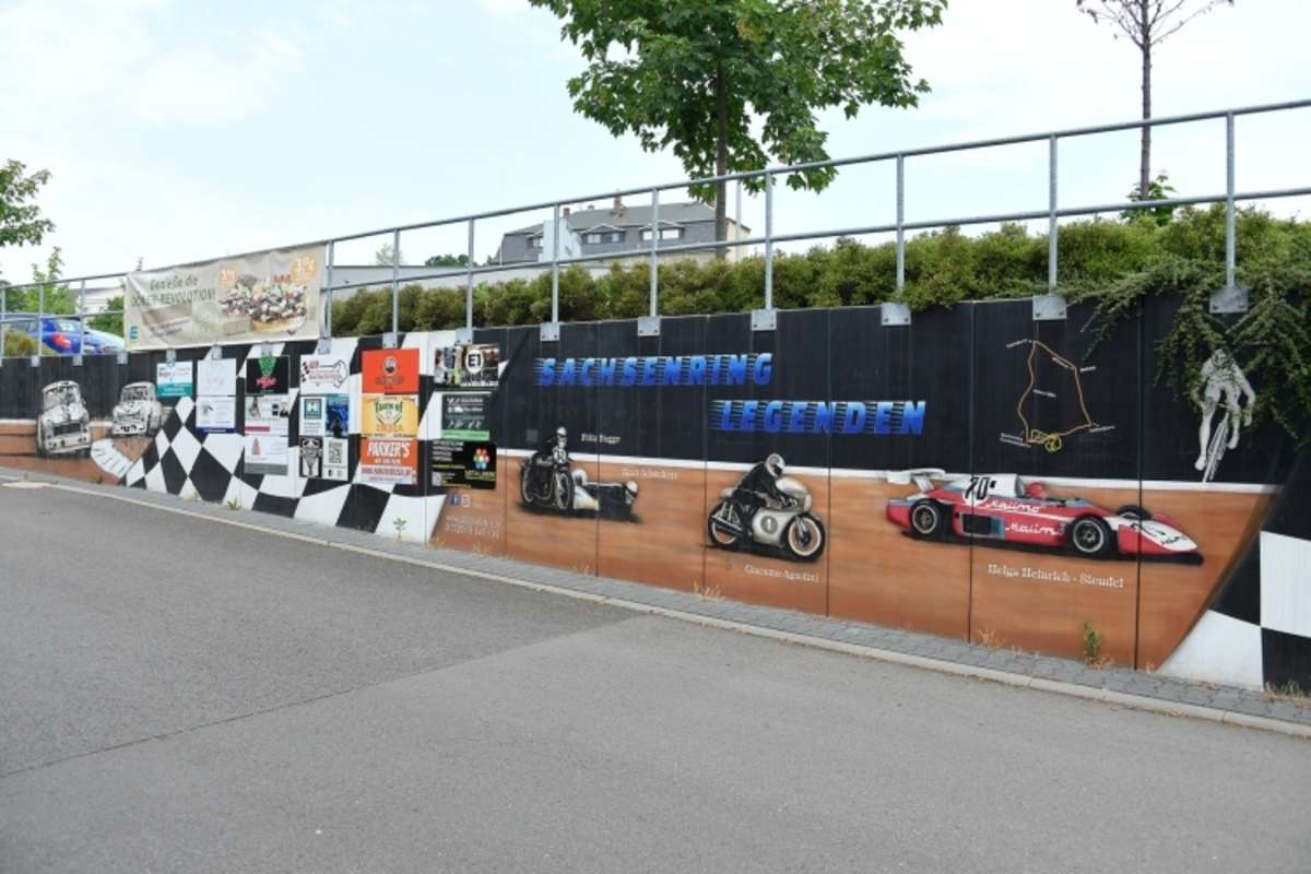 Selbst beim Supermarkt sind die Legenden des Sachsenrings präsent