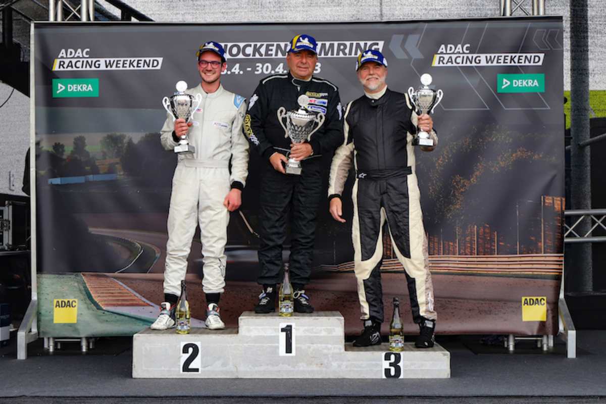 Yannick Dinger, Sieger Klaus Ludwig und Klaus Peter (v.l.n.r.) auf dem Podest der Tourenwagen Legenden