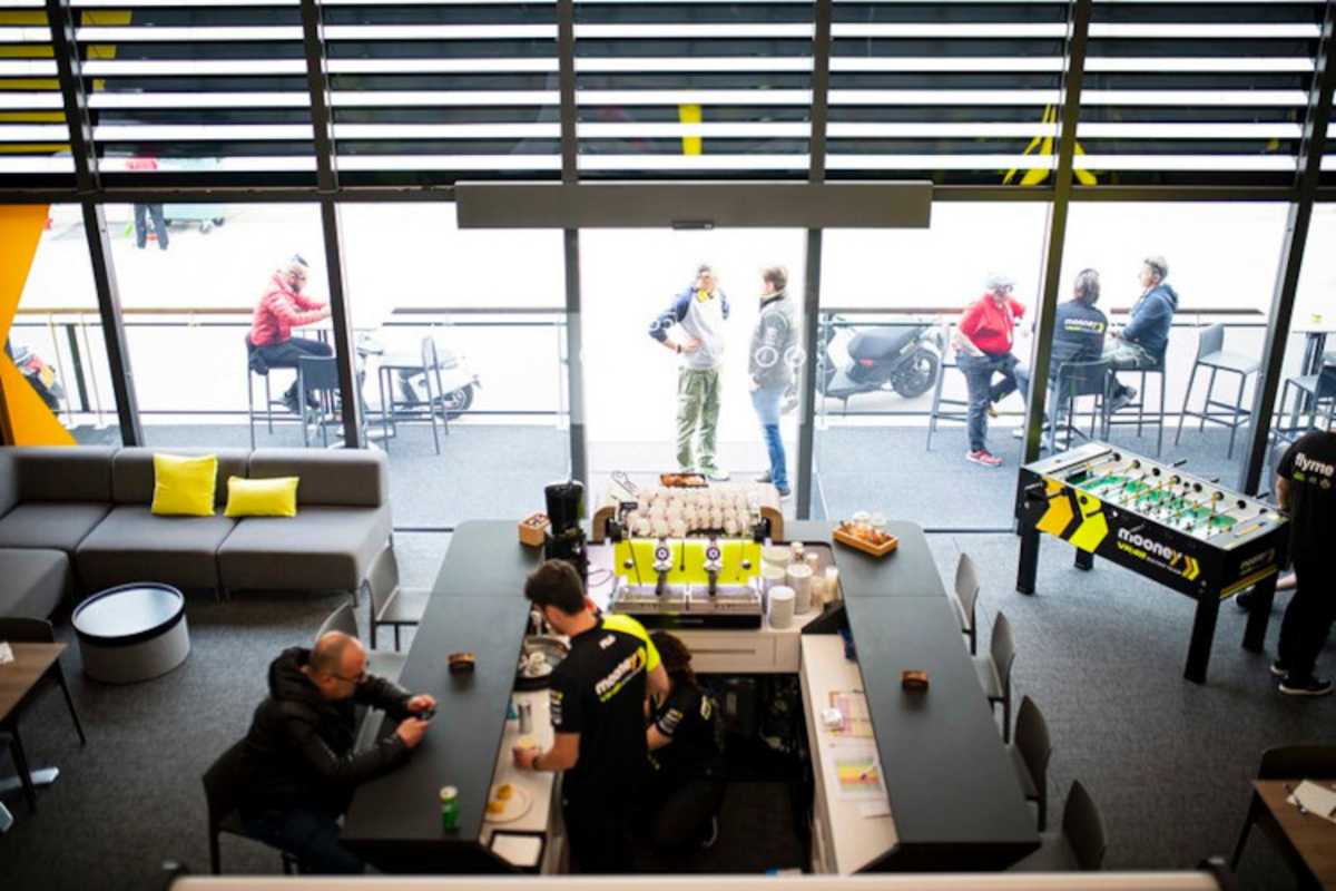 Lounge und Bar laden zum Entspannen ein