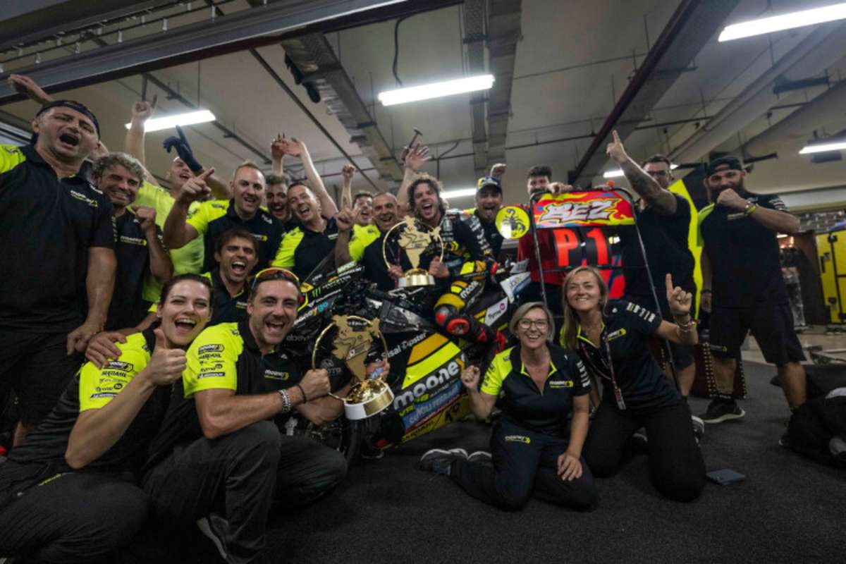 So ausgelassen bejubelte die Mooney-VR46-Truppe in Indien Marcos dritten Saisonsieg