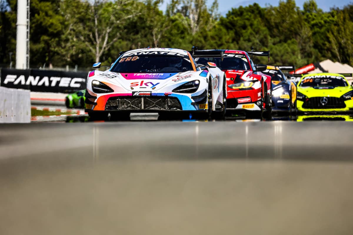 Im Bronze Cup setzt sich der McLaren 720S GT3 von SKY - Tempesta Racing durch