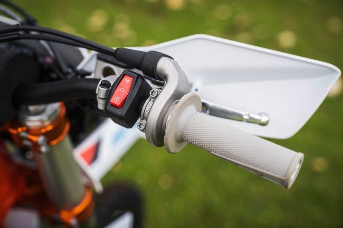 Unter anderem Serie an den Six Days-Modellen: Mappingschalter, Handschützer