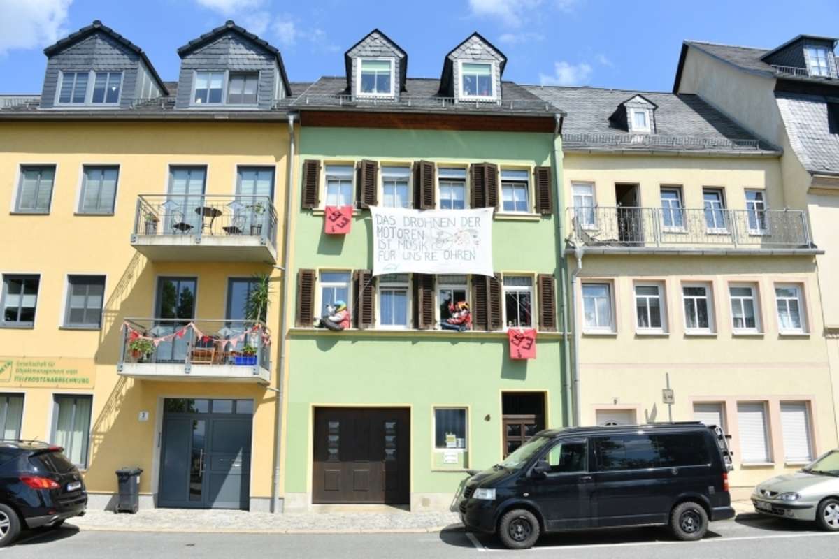 Hier wird der Motorsport geliebt: Zahlreiche Privatpersonen dekorieren ihre Häuser temporär