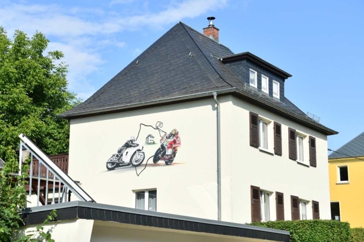 Auch am Haus von Holger Hergert prangt «Ago», zusammen mit Valentino Rossi und der alten und neuen Streckenskizze