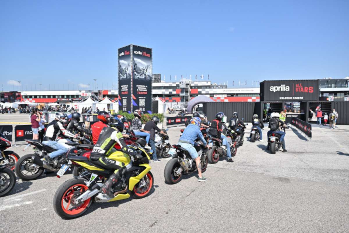 Mehr als 15.000 Aprilia-Fans kamen nach Misano