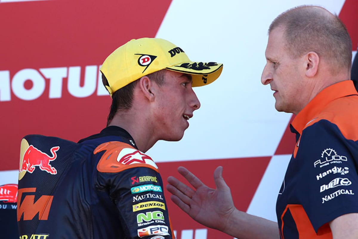 Der dreifache Saisonsieger Pedro Acosta mit Aki Ajo