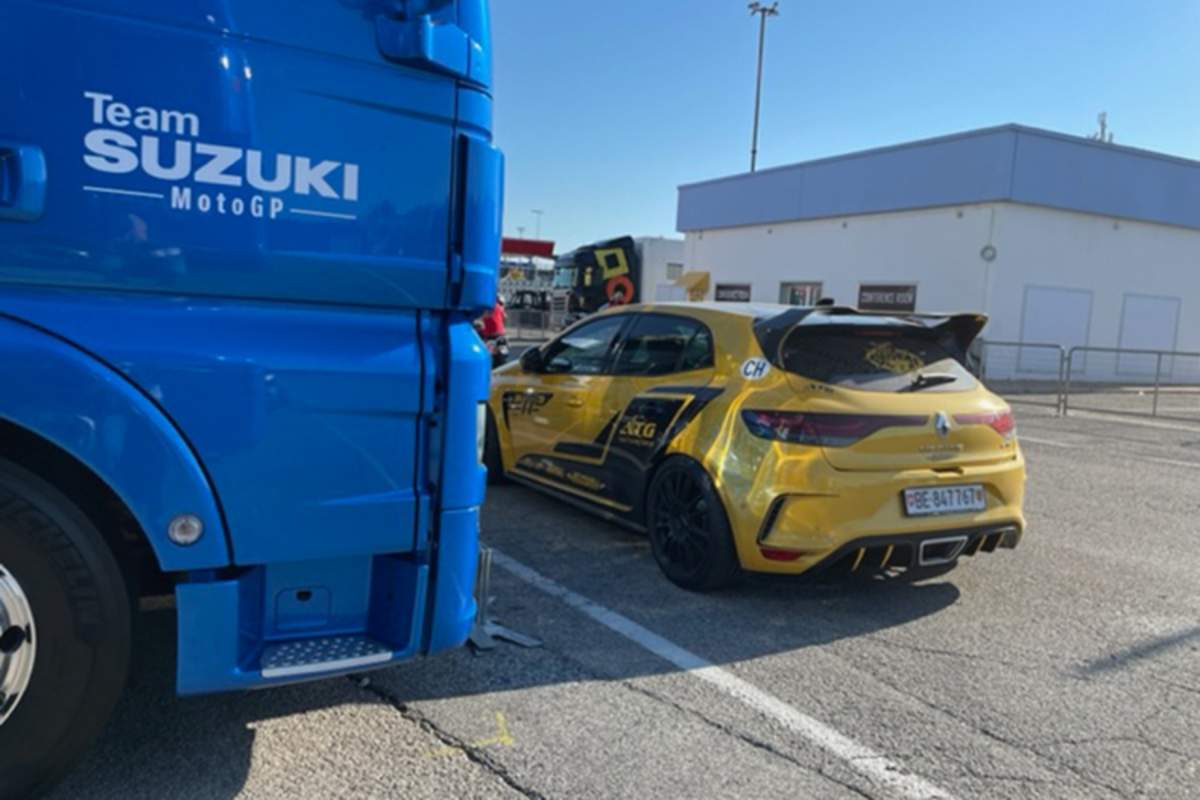 Domi Aegerter parkte pünktlich um 9 Uhr hinter der Suzuki-Box