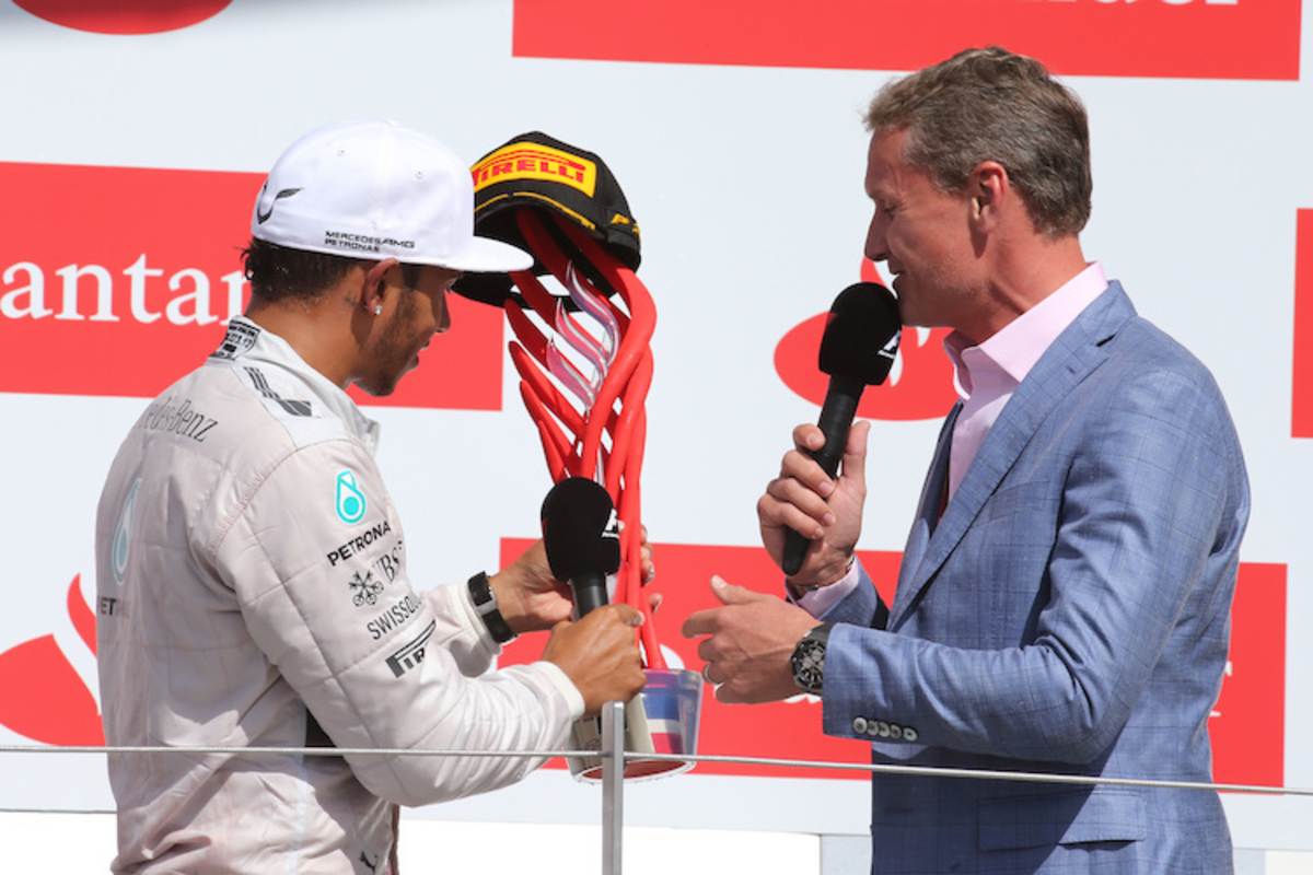 Hamilton 2014 mit der Trophäe der Bank Santander