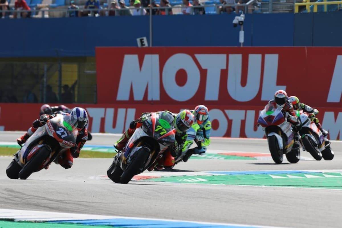 …griff in der Schikane an…