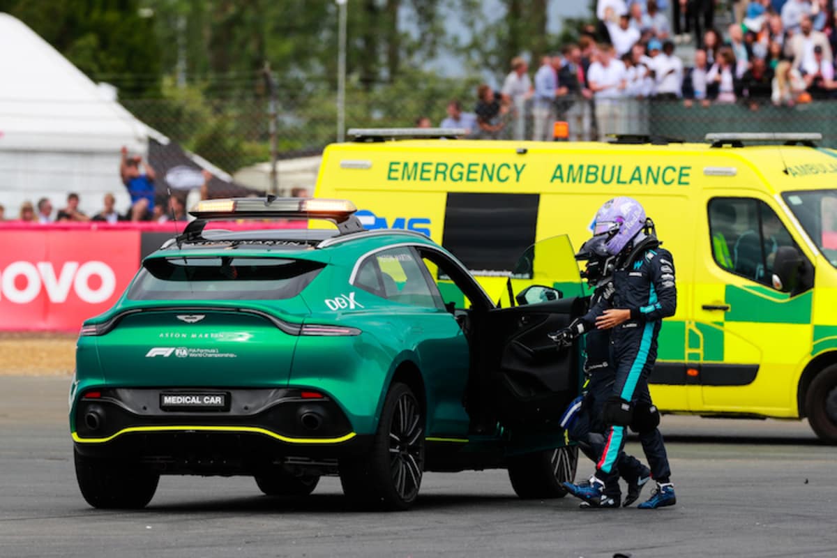 Albon begibt sich ins Medical-Car