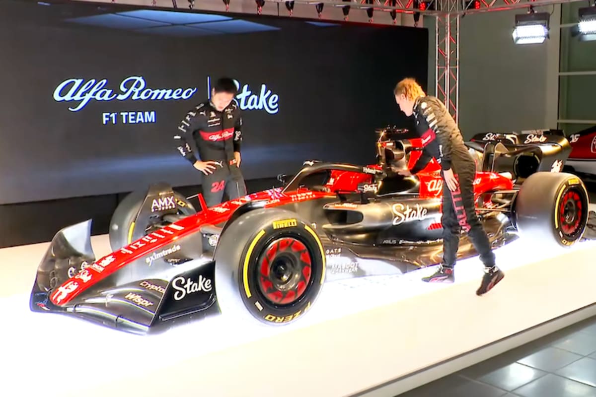 Guanyu Zhou und Valtteri Bottas enthüllen den neuen Alfa Romeo