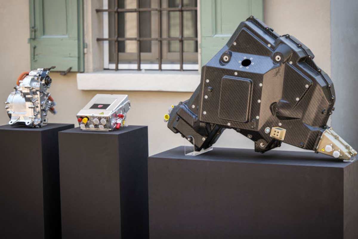 Motor, Inverter und das speziell geformte Batterie-Gehäuse