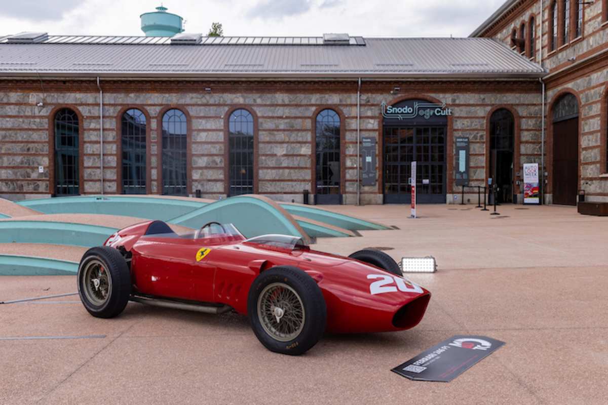 Der 1960er Ferrari 246 vor der früheren Lokomotiven-Fabrik von Turin