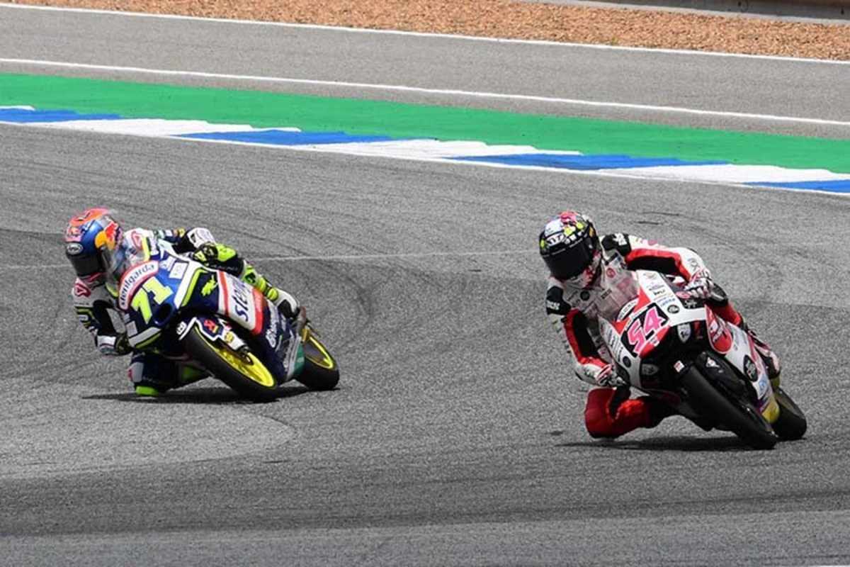 In der letzten Kurve: Ayumu Sasaki innen auf Rang 2, Riccardo Rossi verschätzt sich