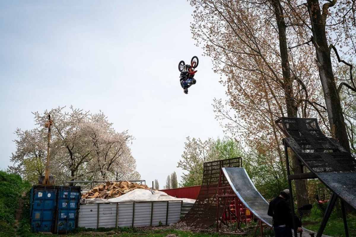 Zählt nicht und war erst der Anfang: Backflip in die Schaumstoff-Schnitzelgrube