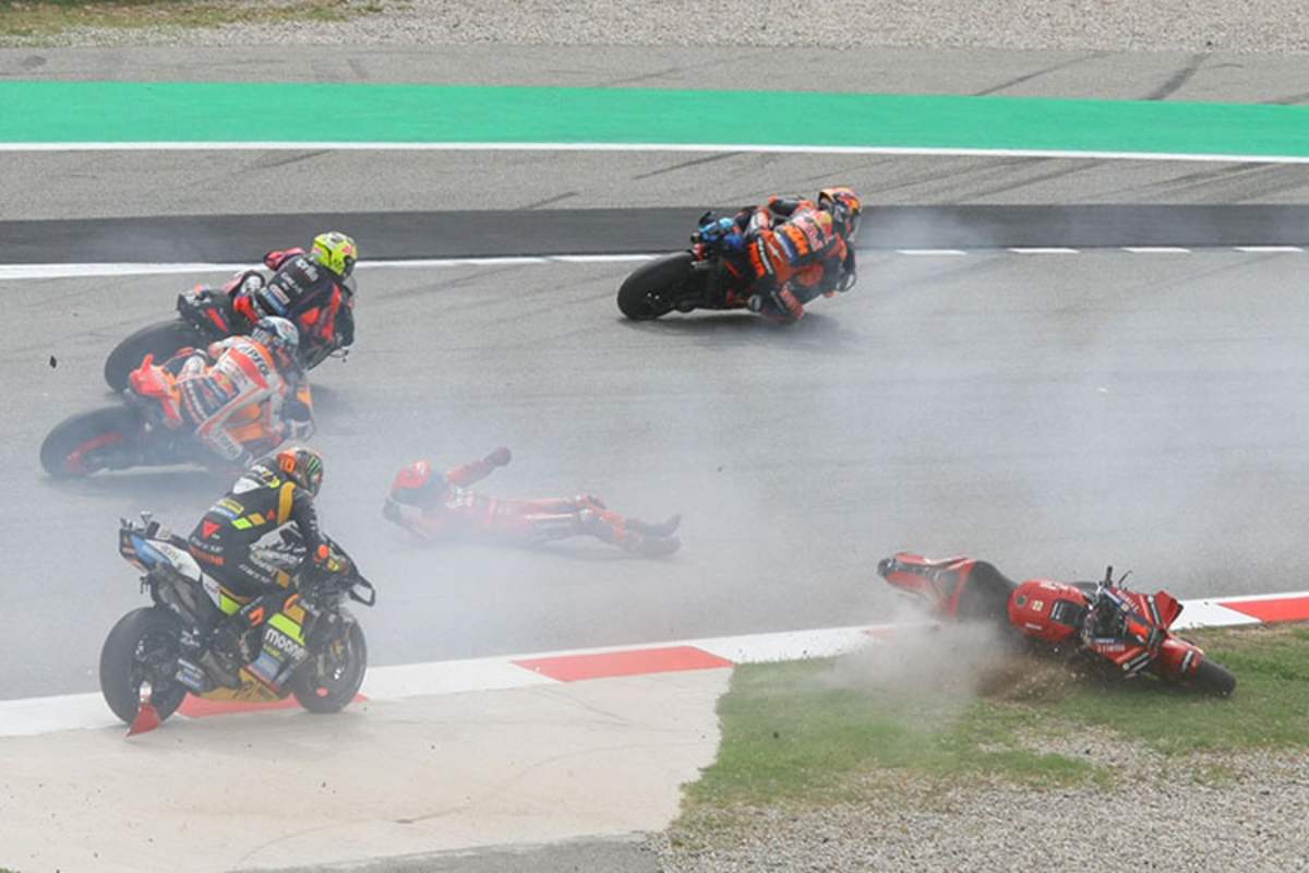Ausgangs der Kurve 2: Bagnaia ist nach dem Highsider gestürzt. Miller (vorne), Aleix Espargaró, Marc Márquez und Luca Marini umfahren die Unfallstelle