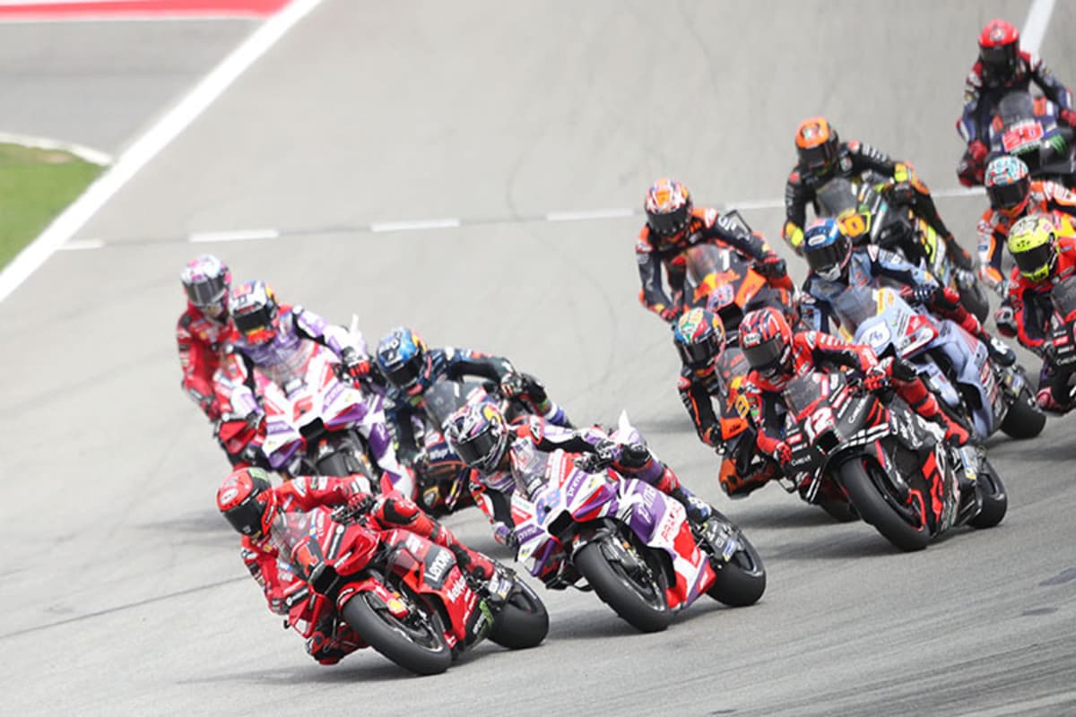 Nach dem Start: Bagnaia führt vor der 1. Kurve, hinten links bahnt sich das Verhängnis mit Bastianini an