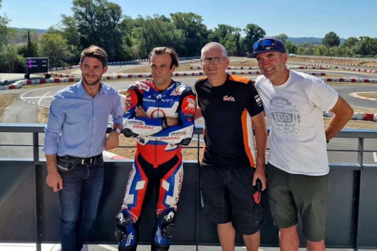 Johann Zarco und Jean-Michel Bayle (rechts) bekamen Besuch vom Bürgermeister (ganz links)