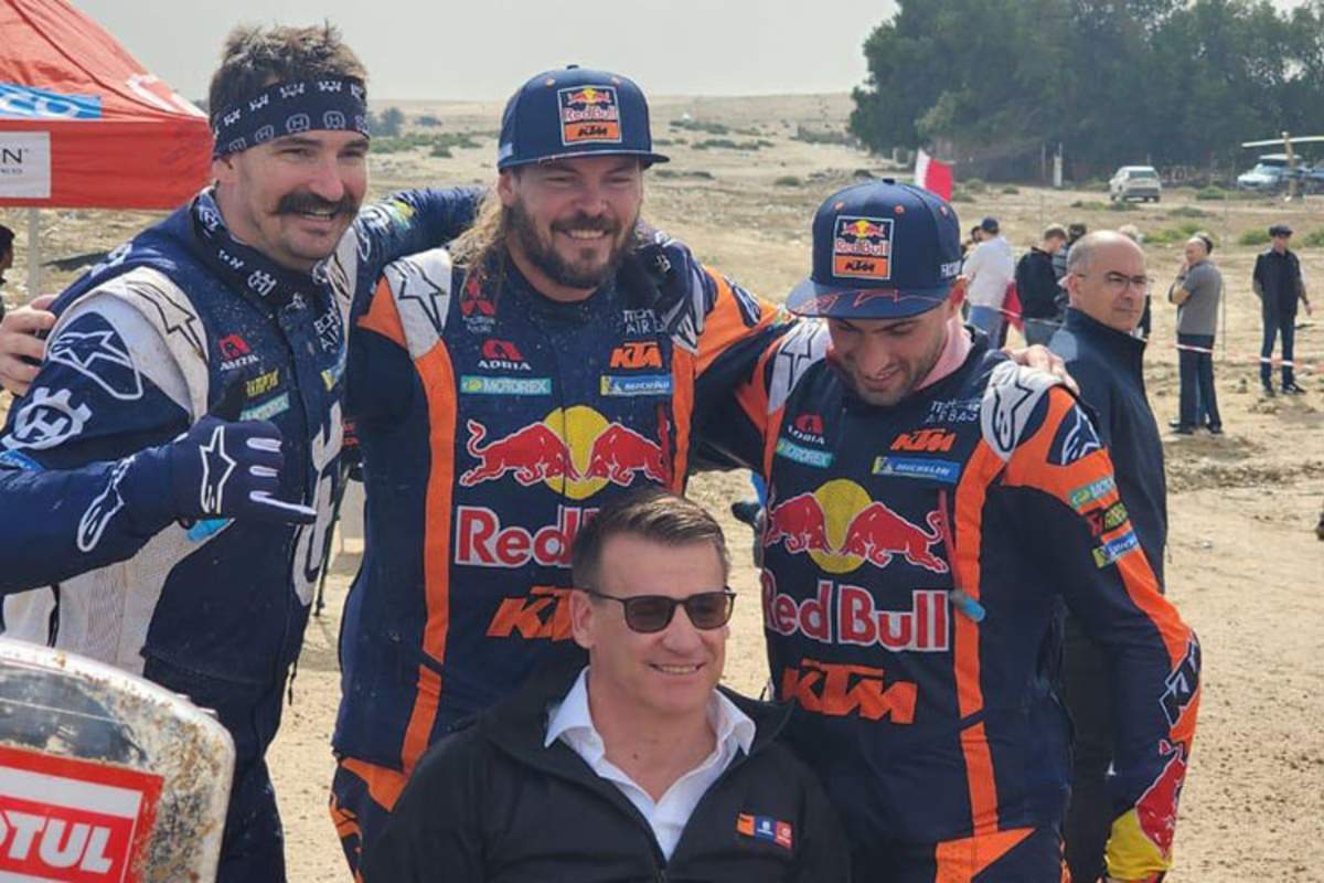 Die Dakar-Helden: Howes, Price und Kevin Benavides mit Pit Beirer