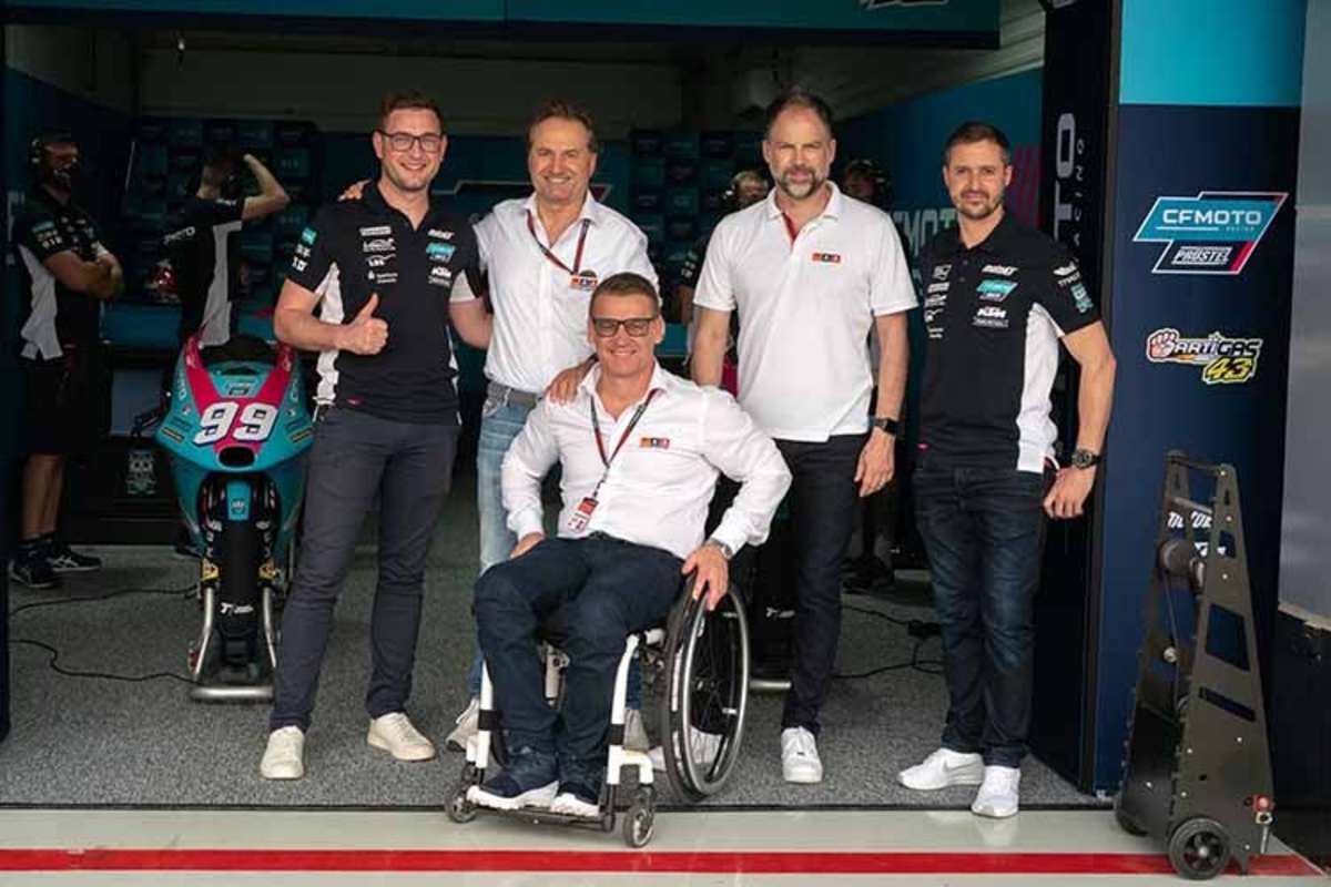 Katar-GP 2022: Florian Prüstel, Pierer-Vorstand Hubert Trunkenpolz, Jens Hainbach, Tom Lüthi und Pit Beirer, Sportdirektor der Pierer Mobility AG