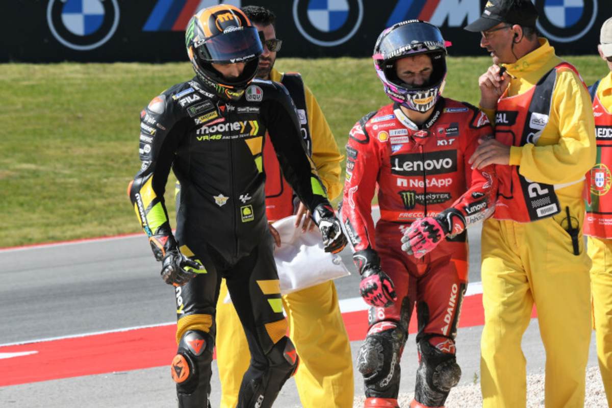 Luca Marini und Enea Bastianini nach dem Crash