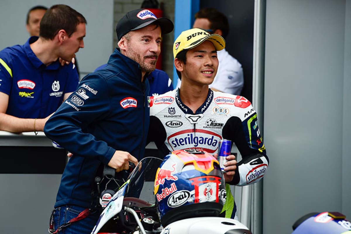 Max Biaggi mit Ayuma Sasaki nach dem Sieg in Assen