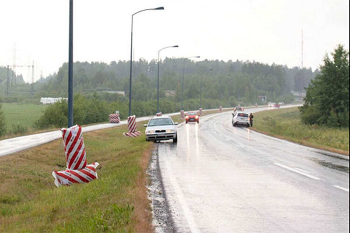 Auf diesem schnellen Abschnitt (Blick in Fahrtrichtung) kam Joey den Besten wegen Aquaplanings von der Strecke ab und krachte gegen den Laternenpfahl