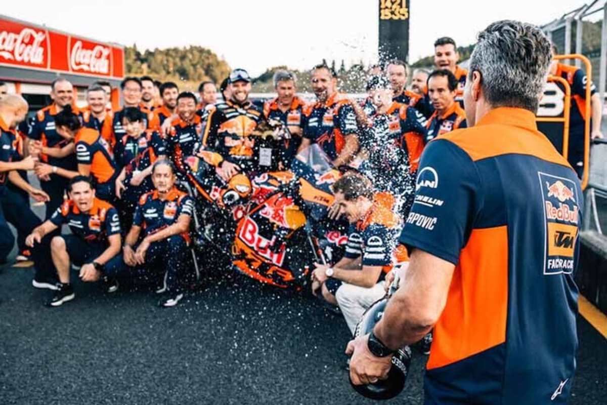 Champagnerdusche durch Teammanager Guidotti nach dem Rennen
