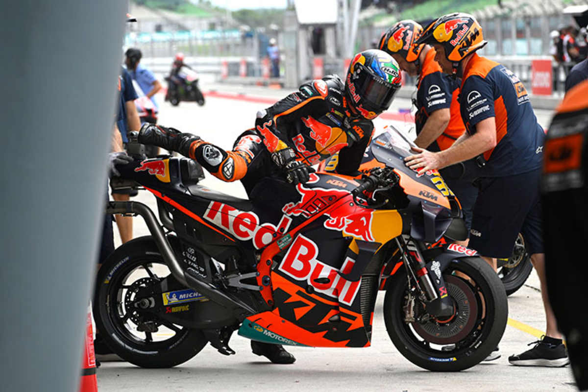 Brad Binder schwingt sich auf die KTM RC16