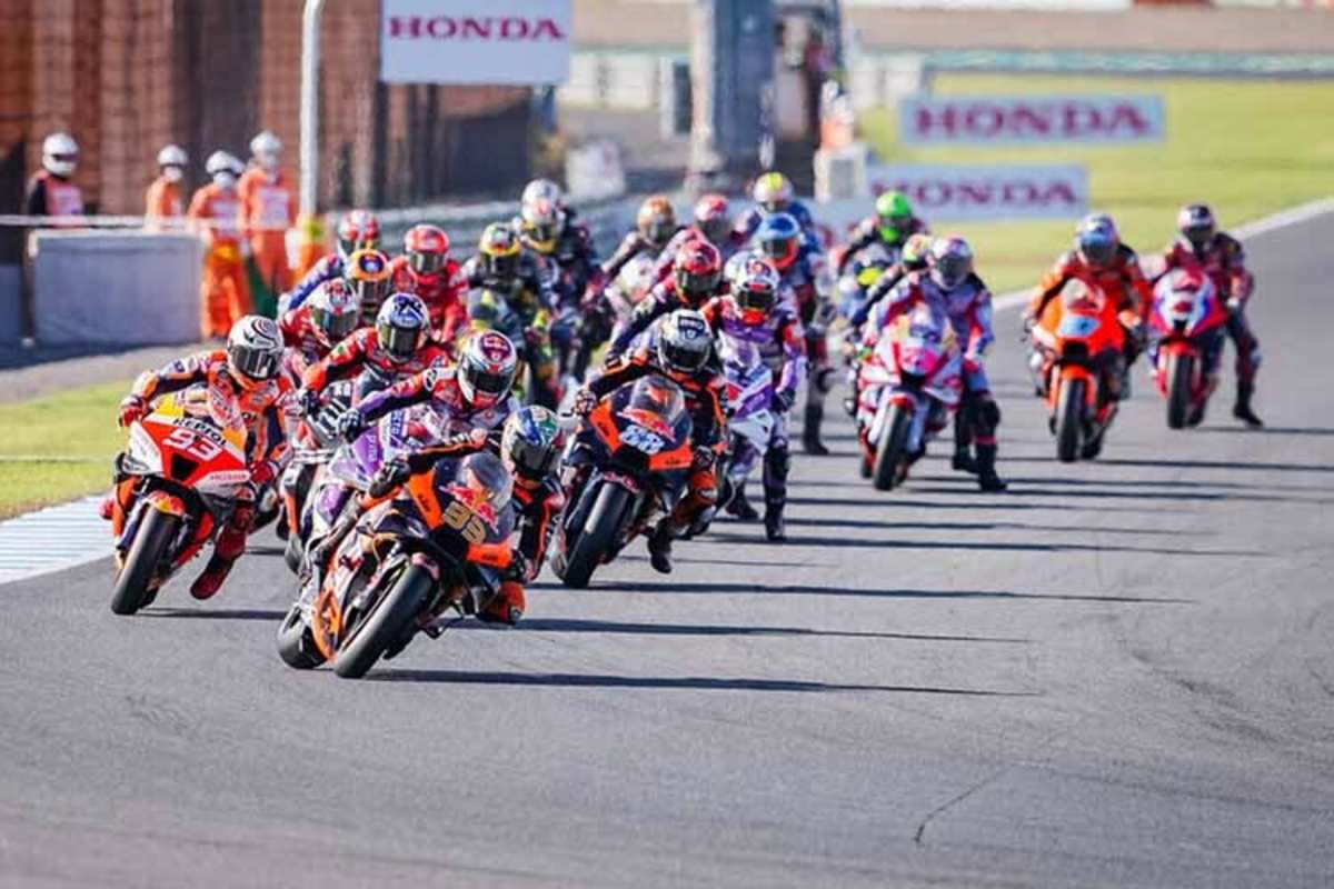 Nicht alltäglich: Eine KTM (mit Binder) nach dem Start an der Spitze