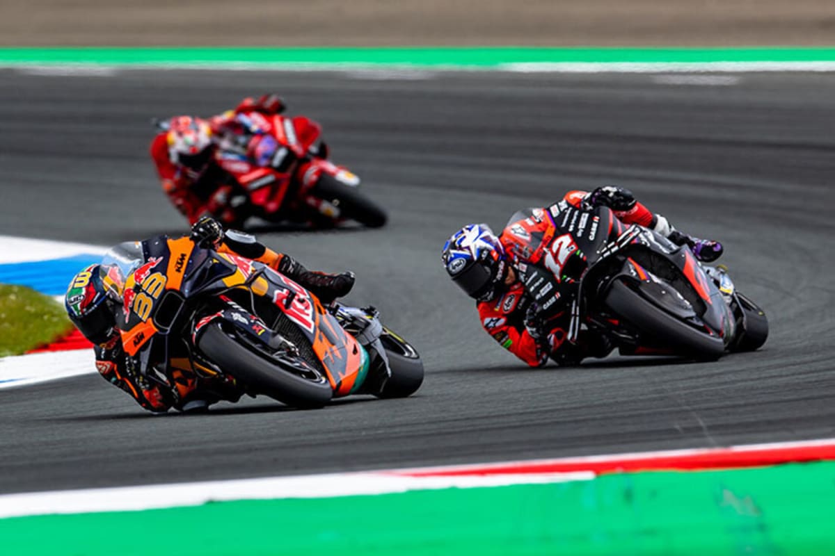 Assen-GP: Brad Binder (33) im Rennen vor Viñales (12) und Miller