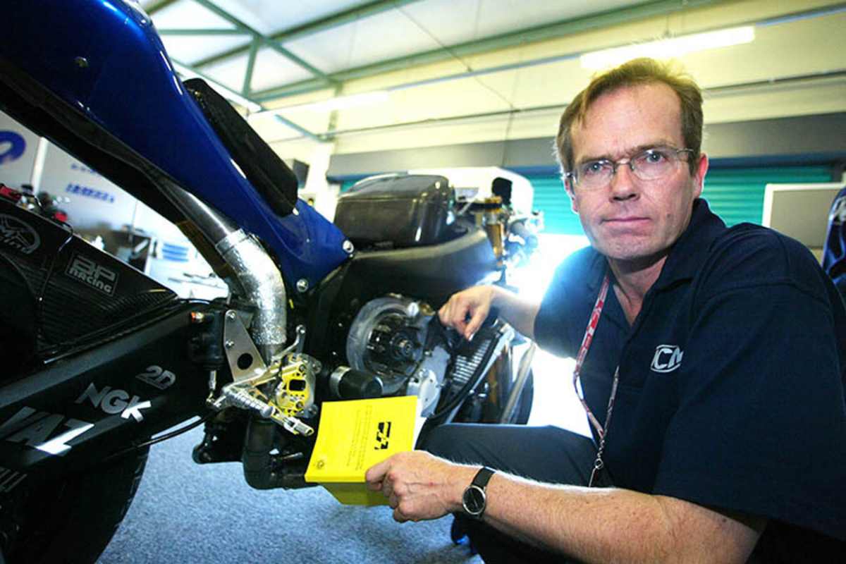 2003: Peter Clifford mit dem gelben FIM-Gesetzbuch, keine Zulassung beim Saisonstart