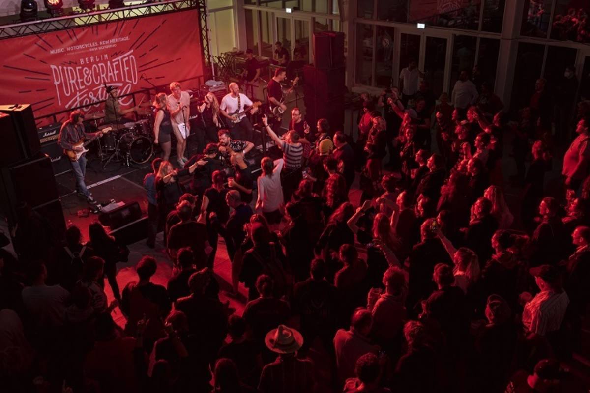 Nicht nur Motorensound, sondern auch Live Bands gibt es am parallel stattfindenen Pure&Crafted Festival