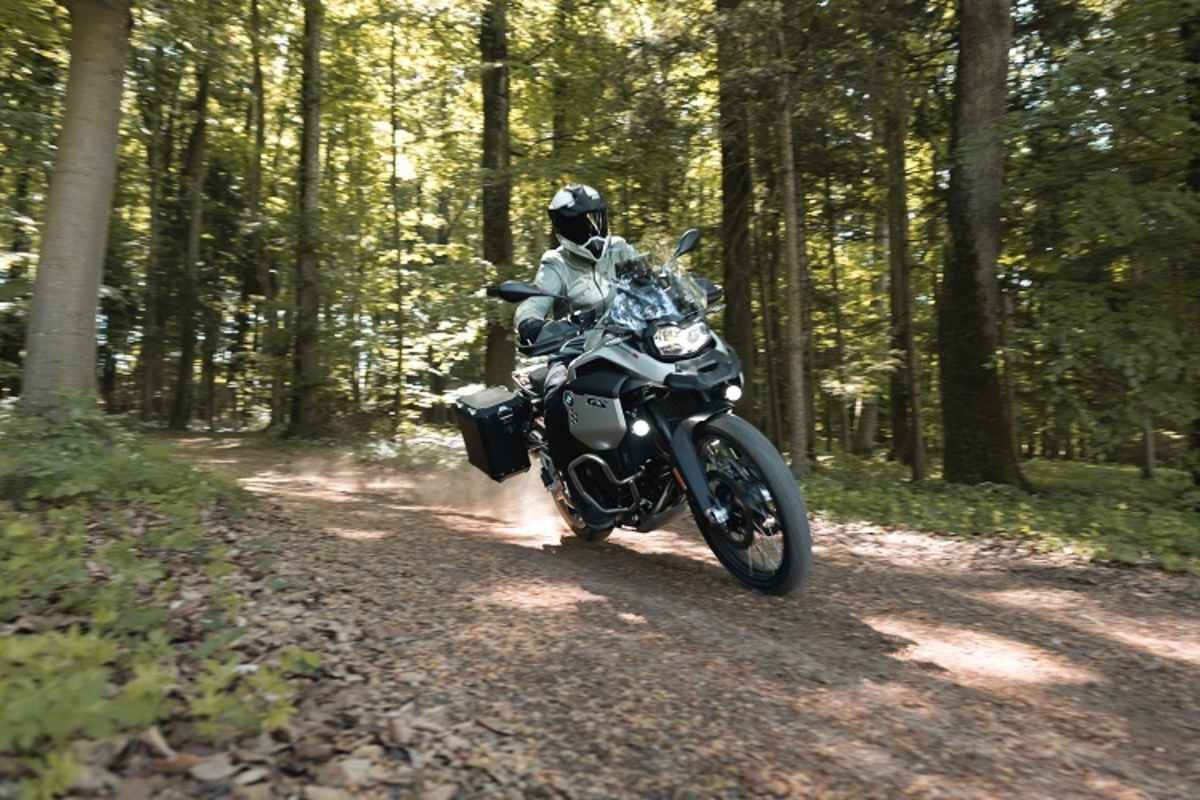 BMW F900GS Adventure: Für die Expedition in entlegene Gebiete mit 23 Litern Tankinhalt und weiterer Zusatzausrüstung aufgerüstet