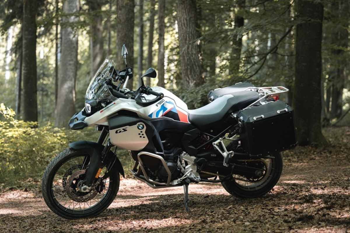 Alles ab Werk zu haben: BMW F900GS Adventure mit Zubehör für Gepäckstransport und Sturzschadensbegrenzung
