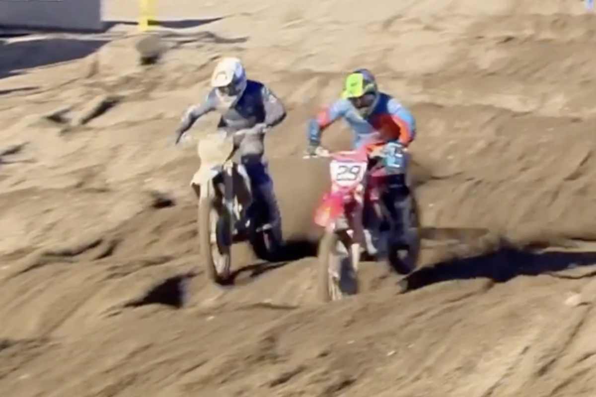 Brian Bogers geht an Henry Jacobi vorbei