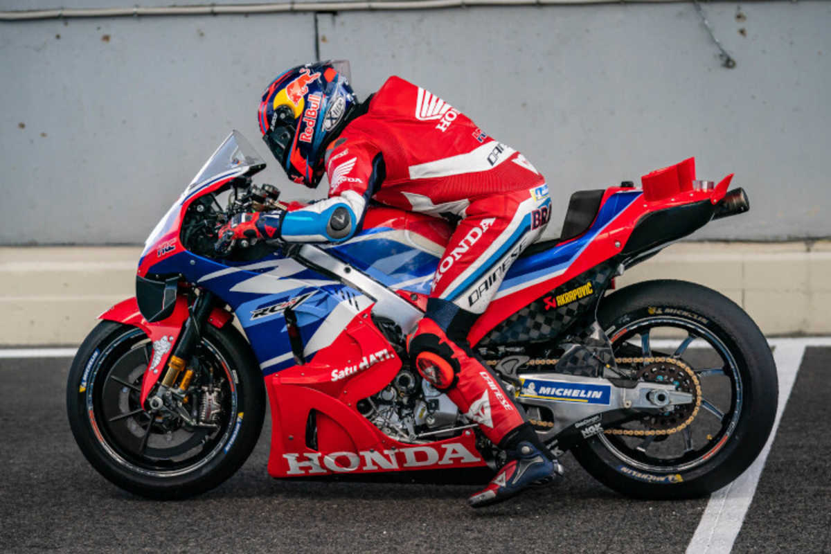 Startversuch: Stefan Bradl mit den neuen Kalex-Chassis