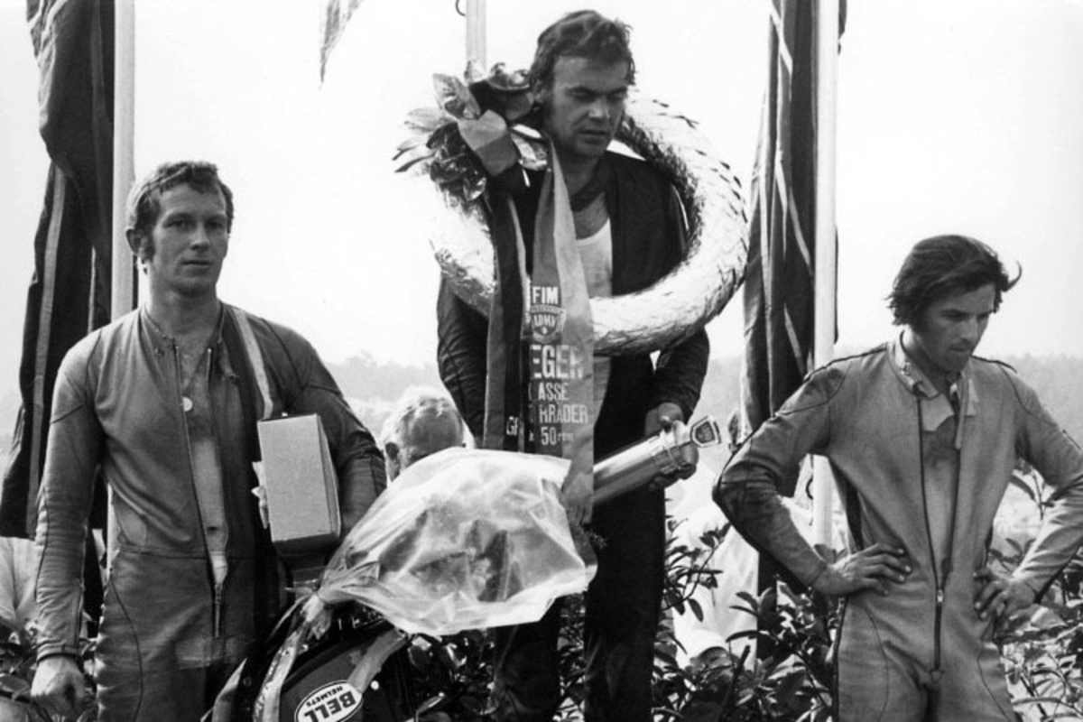 Sachsenring-GP 1971: Sieger Dieter Braun neben Rod Gould (li.) und Phil Read