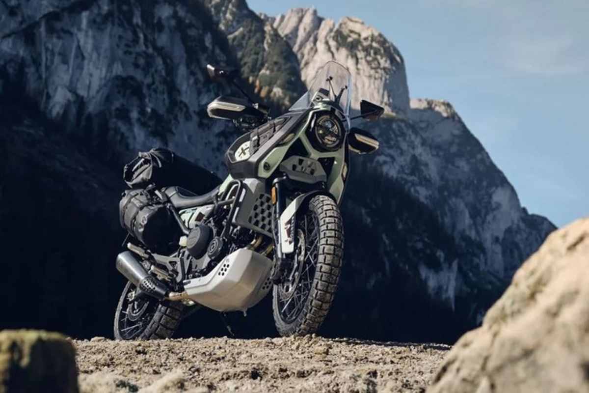 Funktional: Tank geht über in Verkleidung mit LED-Rundscheinwerfer steil stehender Windschutzscheibe 