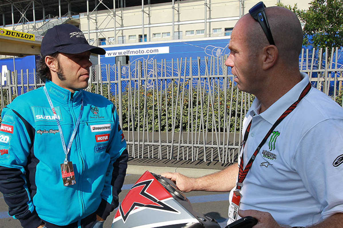 2010: Capirossi in seinem letzten Suzuki-Jahr im Gespräch mit Mamola